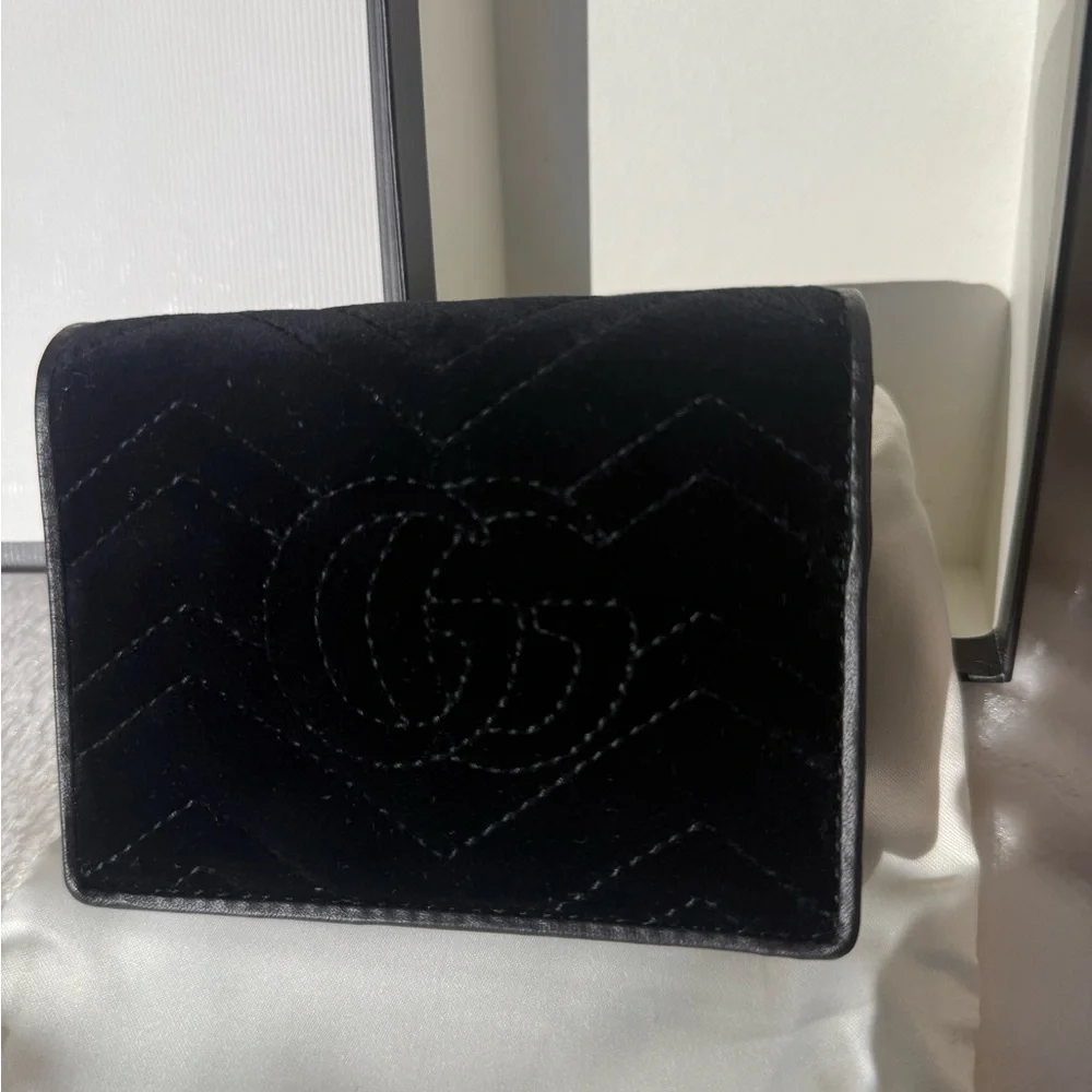 NIB GUCCI LIMITED EDITION MARMONT VELVET WALLET WITH CRYSTAL HARTS - Picture 8 of 9